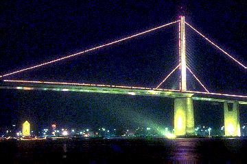 Pont éclairé la nuit