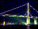 Pont éclairé la nuit