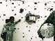 Mur criblé de balles et enfants