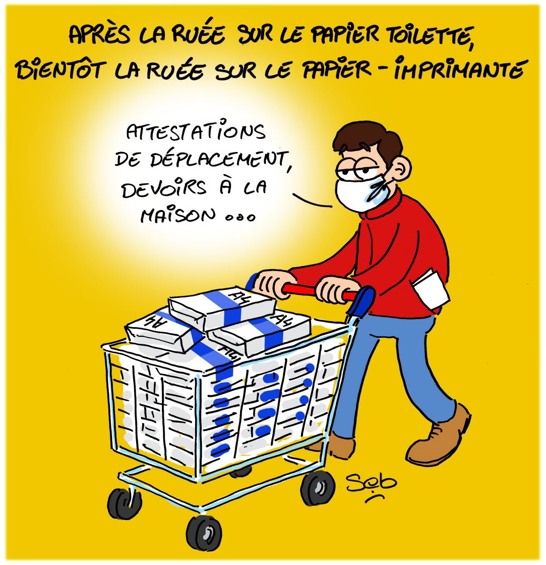 Homme masqué poussant un chariot de ramettes de papier