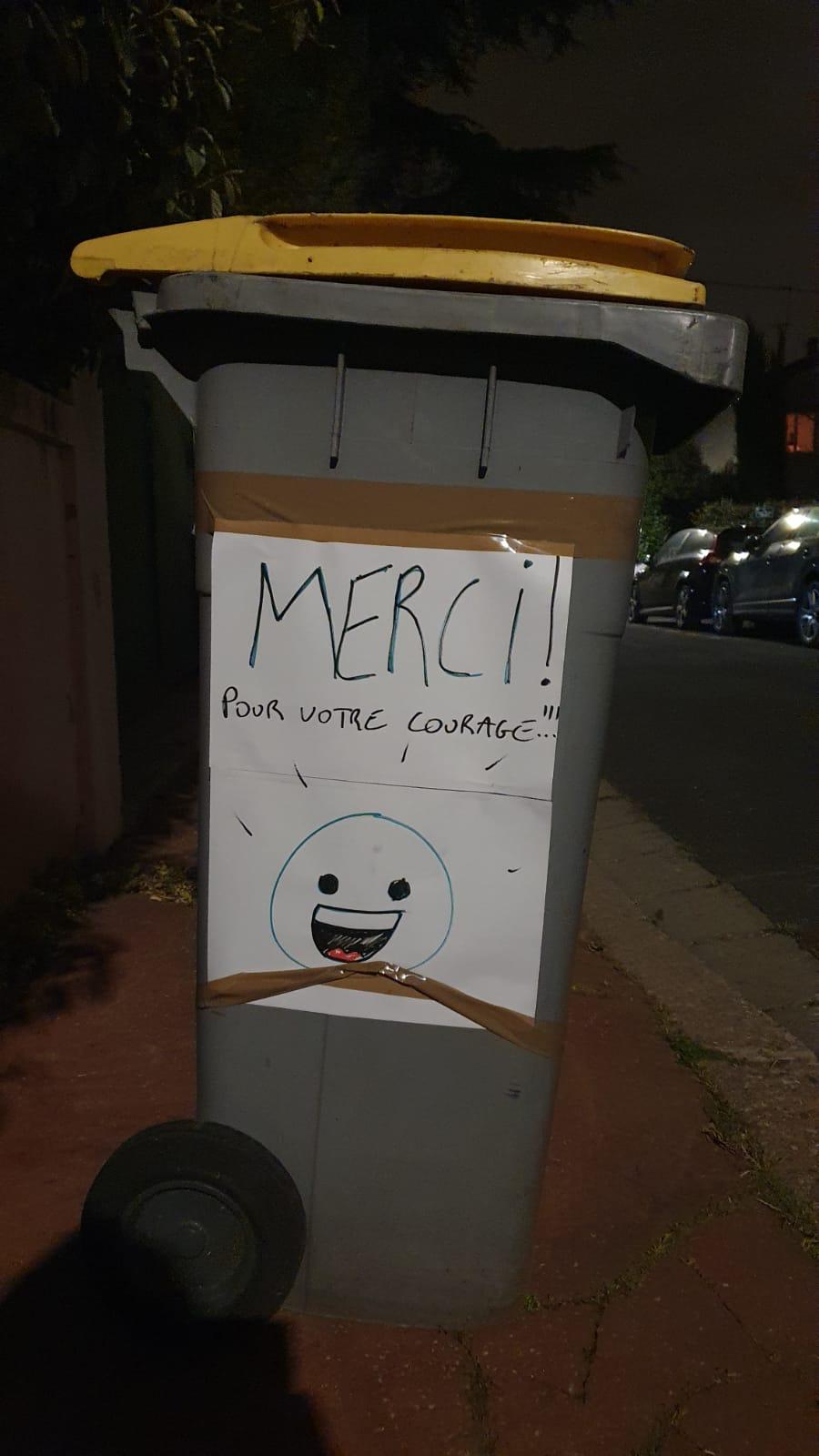Poubelle avec affiche